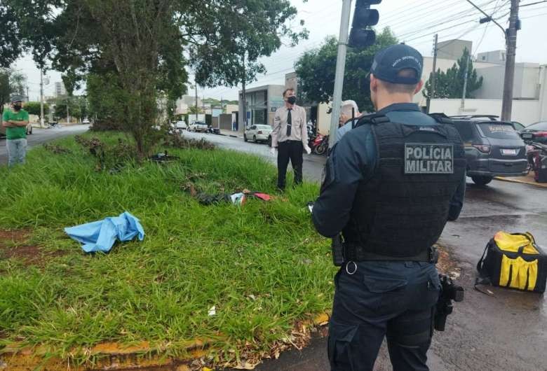 Motociclista morre ao bater em poste de semáforo