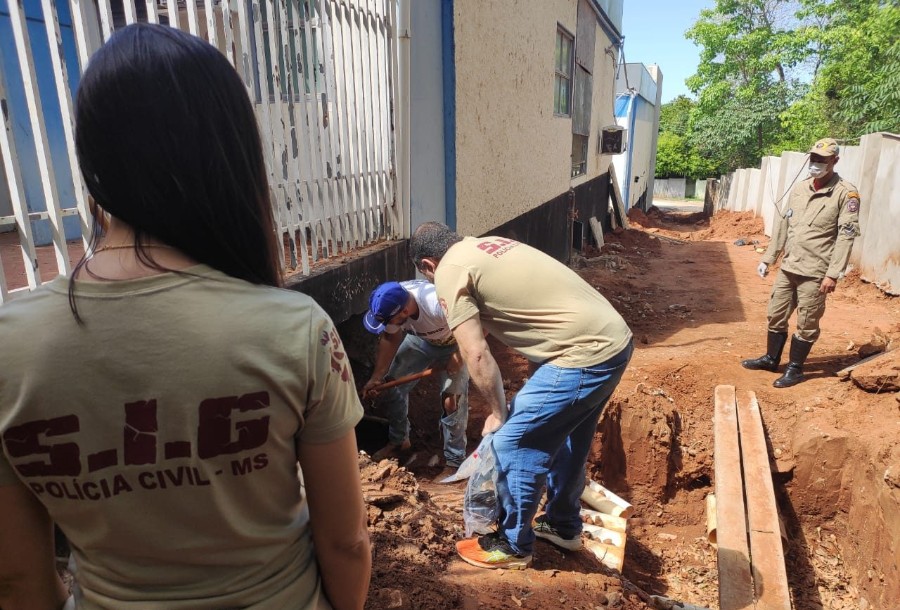 Polícia Civil coordena escavações para exumação de ossada humana encontrada sob contrapiso de hospital em Aquidauana