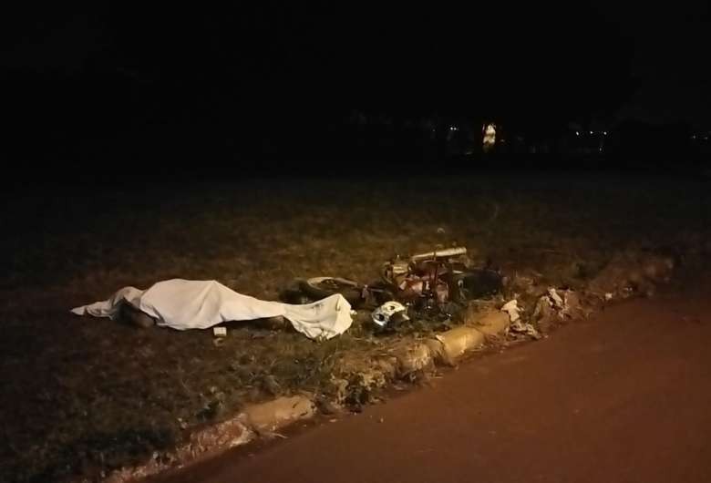 Motociclista morre após perder o controle, bater no meio fio e cair