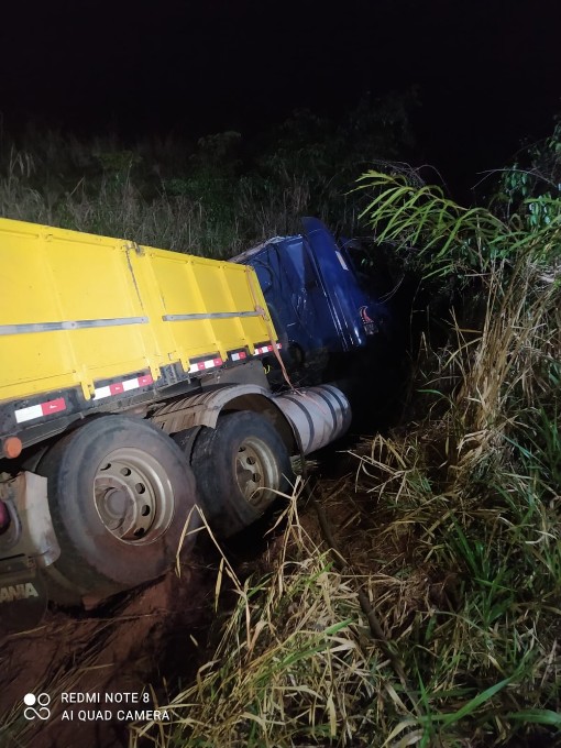 Carreta invade pista contrária em rodovia de MS, bate de frente com outra e motorista morre