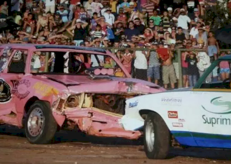 Após três anos, show com demolição de carros volta acontecer em Campo Grande