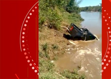 Homem deixa caminhonete em barranco para ir pescar e ela é 'engolida' por rio em MS