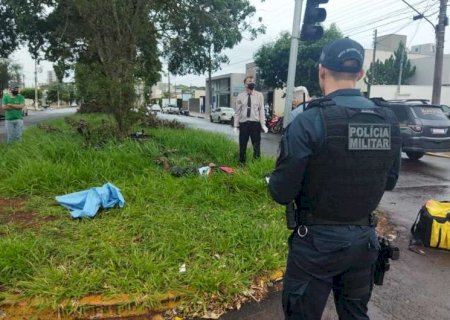 Motociclista morre ao bater em poste de semáforo