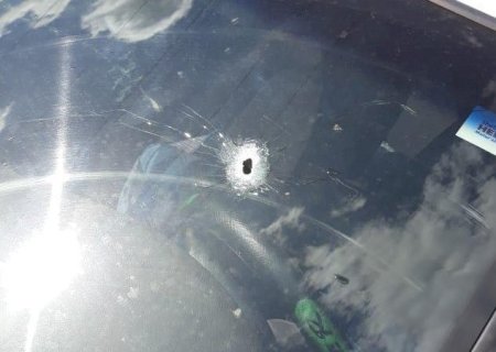 Discussão entre homens acaba com carro alvejado por tiros em cidade de MS