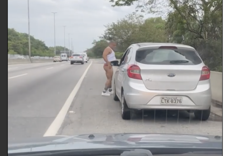 VÍDEO: motorista de calcinha vermelha chama atenção com carro enguiçado em via expressa