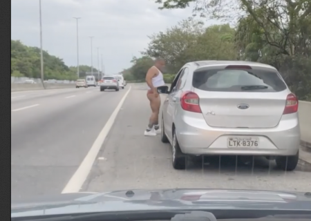 VÍDEO: motorista de calcinha vermelha chama atenção com carro enguiçado em via expressa