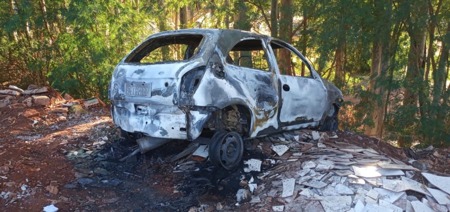 Homem sai com garota de programa e depois é assaltado e tem carro incendiado