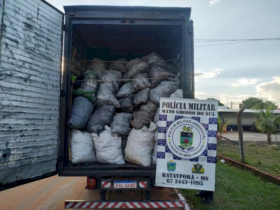 Polícia Militar Ambiental de Batayporã apreende caminhão baú com 21 m³ de carvão transportados ilegalmente