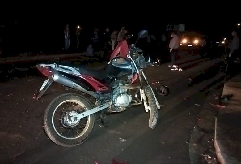 Caminhonete invade preferencial, atinge motocicleta e mata ocupante