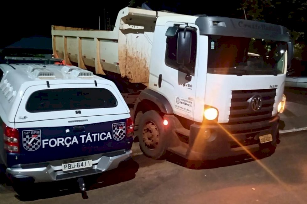 Força tática do 14º Batalhão frustra roubo e recupera caminhão da prefeitura de Deodápolis.