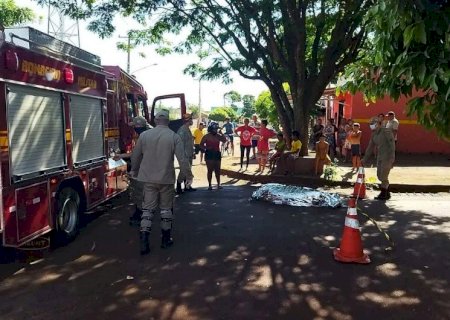 Jovem estava deitado na rua e motorista de caminhão disse que não percebeu atropelamento