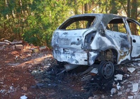 Homem sai com garota de programa e depois é assaltado e tem carro incendiado