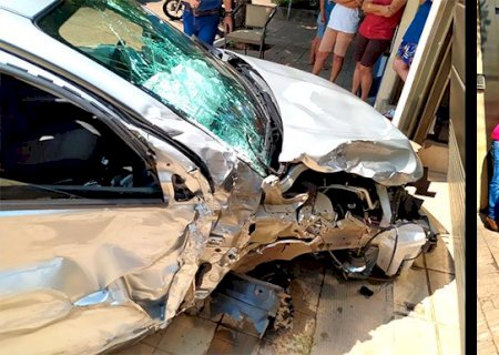 Motorista perde controle, bate em carros e invade calçada