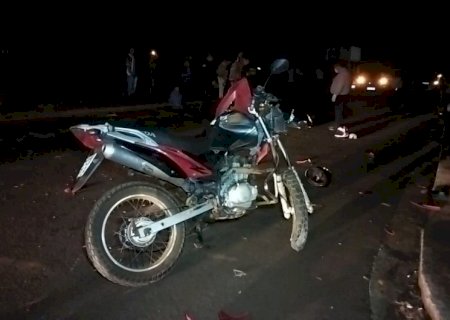 Caminhonete invade preferencial, atinge motocicleta e mata ocupante