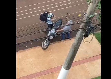 Porteiro parte com facão para cima de moto entregadora após ela estacionar em calçada