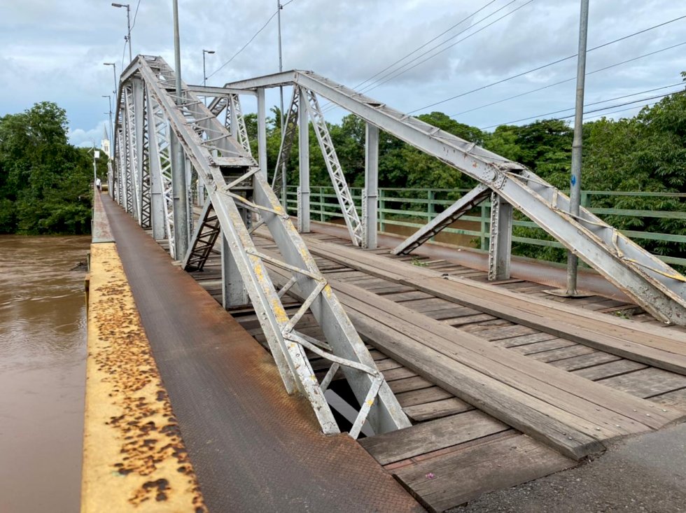 Mulher é socorrida pelo Corpo de Bombeiros após pular da Ponte