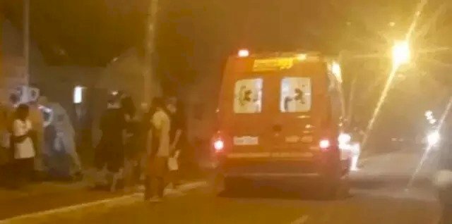 Ferido a tiros, jovem de 23 anos anda 50 metros para pedir socorro.