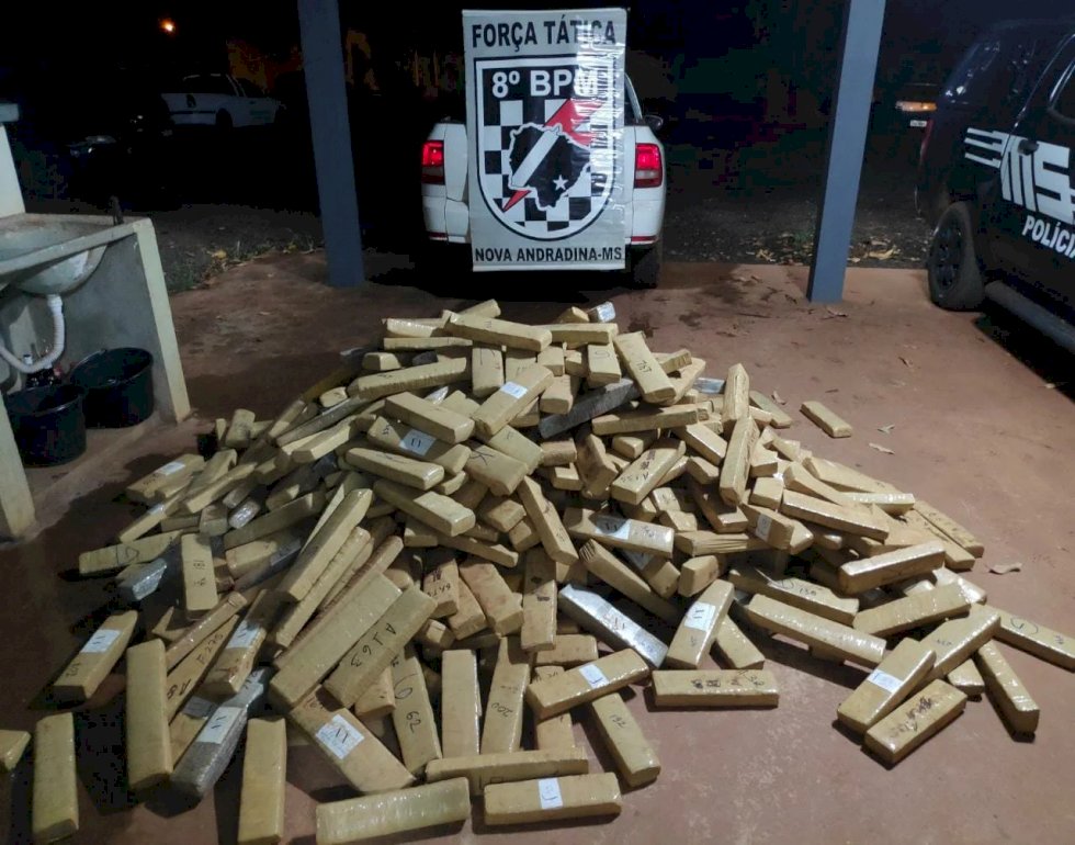 Angélica - Polícia Militar do 8° BPM apreende três veículos carregados com mais de 700 quilos de maconha e cigarros em Ipezal