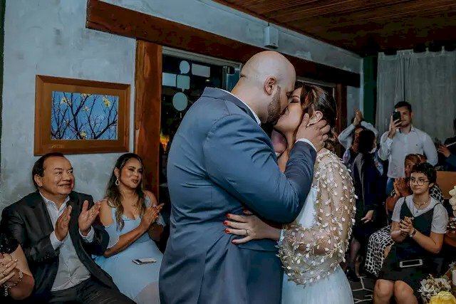 Após 20 anos, Brucy casou com amor de infância que nunca esqueceu.
