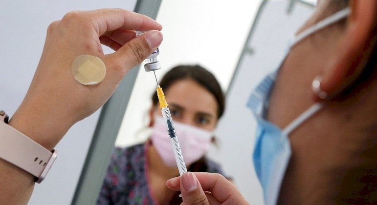 Maioria das reações adversas após vacina anti-Covid é psicológica