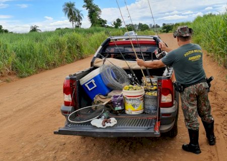 PMA de Naviraí autua em R$ 1,5 mil pescador antes que iniciasse pescaria no rio Amambai durante a piracema e apreende petrechos de pesca.