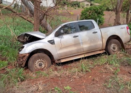 Motorista colide caminhonete em árvore após suspeita de mal súbito na BR-376 em Fátima do Sul