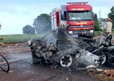 Acidente entre carro e caminhão mata uma pessoa carbonizada entre Dourados e Fátima do Sul