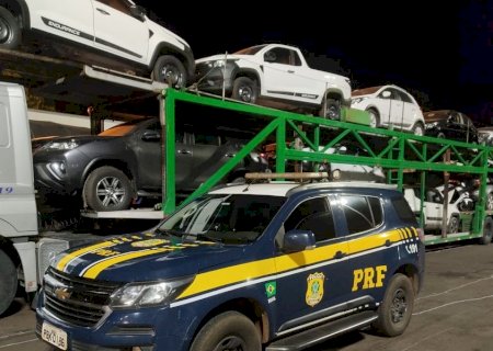 PRFMS recupera dois veículos roubados em carreta cegonha.