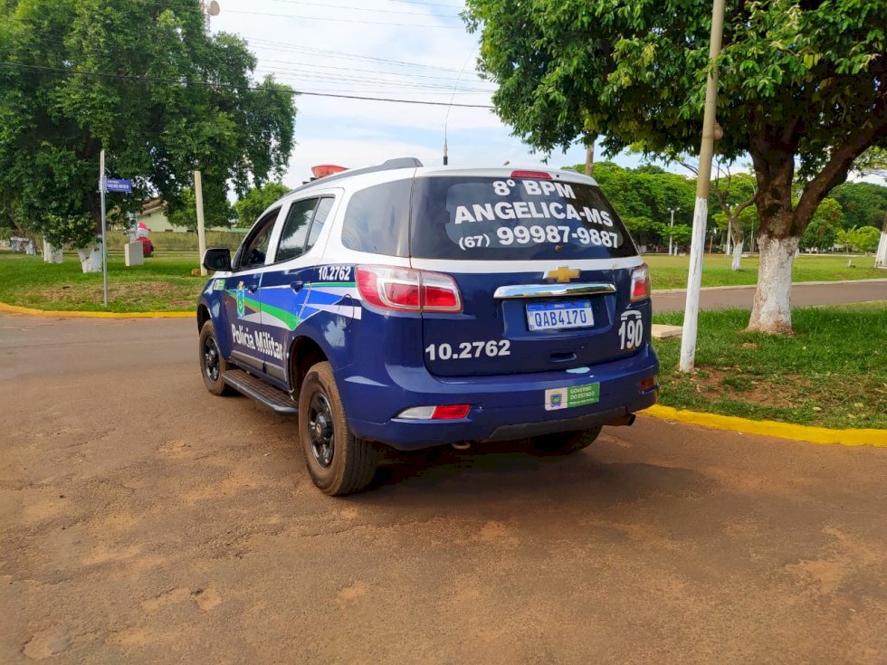 Angélica - Polícia Militar conduz duas pessoas para a delegacia portando drogas.