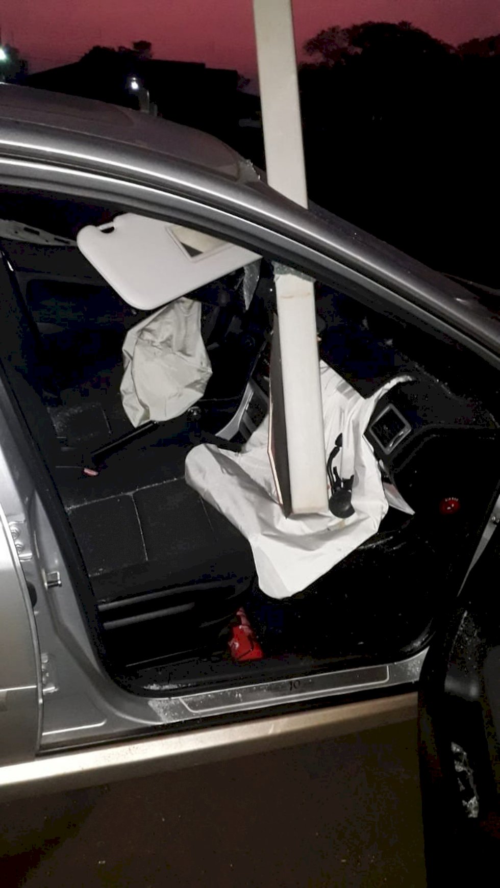 Após beber com amigos, homem derruba poste e placa de sinalização vai parar dentro do carro: \'fui fechado\'