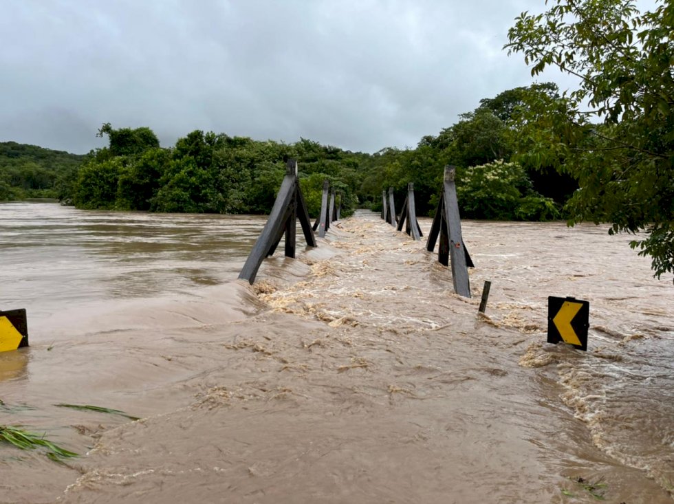 Nível do rio sobe 7 metros e faz ponte \'sumir\' na divisa de municípios
