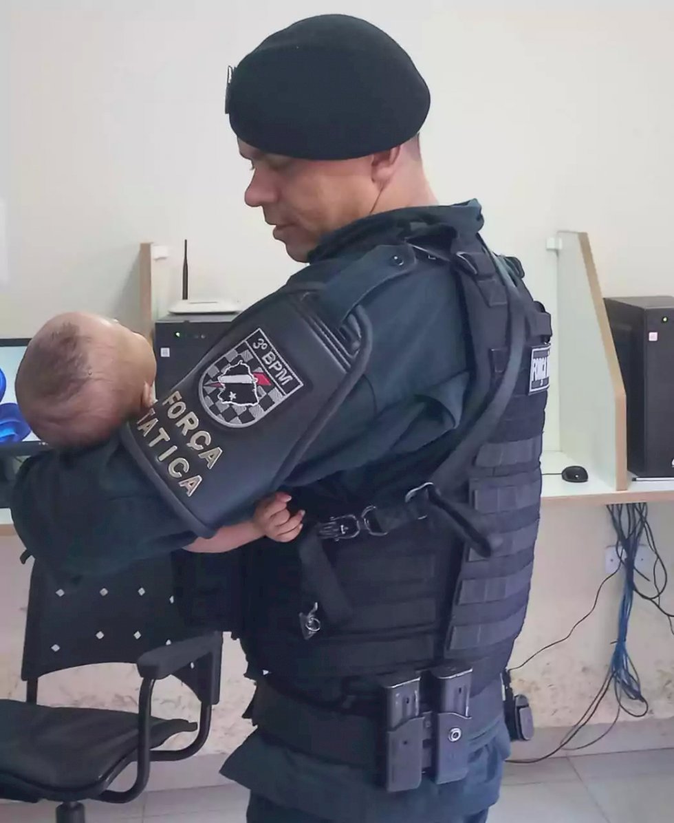 Casal é preso acusado de abandonar bebê de 3 meses na rua