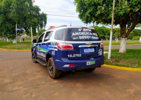 Angélica - Polícia Militar conduz duas pessoas para a delegacia portando drogas.