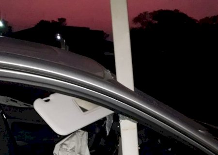 Após beber com amigos, homem derruba poste e placa de sinalização vai parar dentro do carro: 'fui fechado'