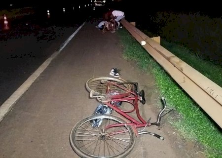 Ciclistas venezuelanos morrem atropelados por caminhão tanque em Dourados.