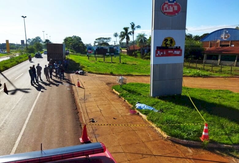 Motociclista morre em acidente com caminhão no prolongamento da Marcelino