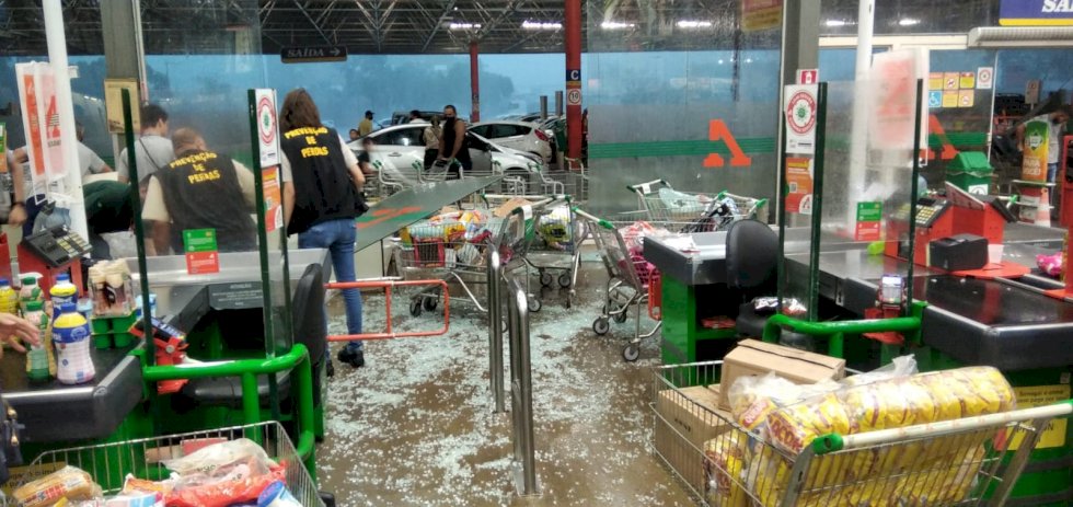Temporal derruba árvores, causa estragos e deixa diversos pontos alagados em Dourados
