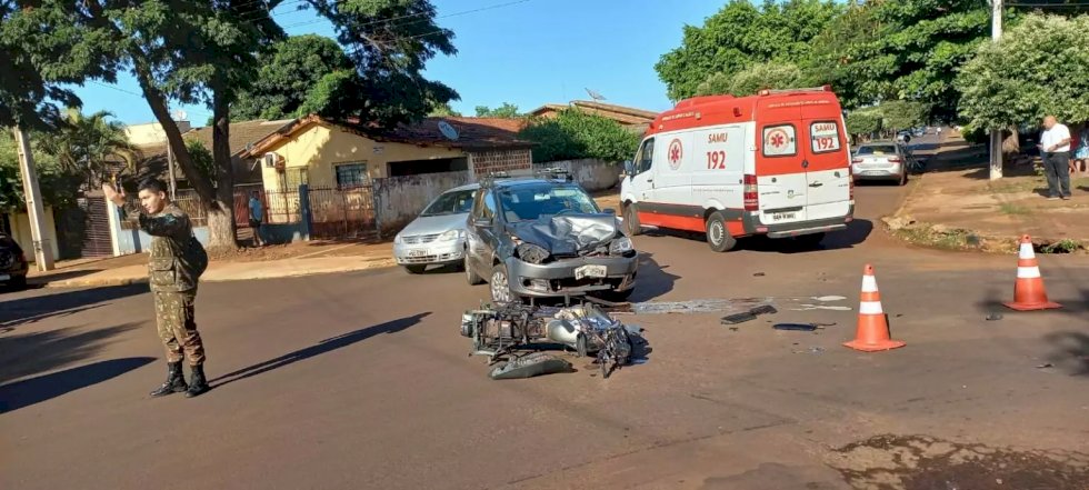Acidente entre carro e moto deixa homem em estado grave.