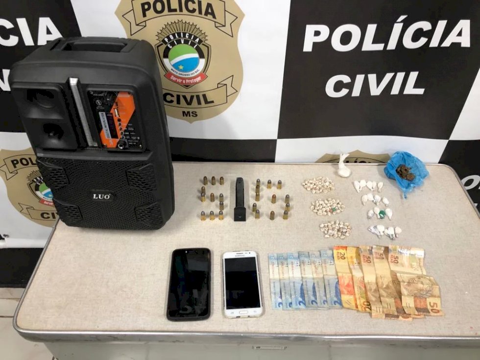 Policiais civis apreendem dinheiro, drogas e munições em posse de adolescente