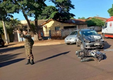 Acidente entre carro e moto deixa homem em estado grave.