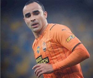 Jogador sul-mato-grossense Ismaily que estava na Ucrânia chega ao Brasil.