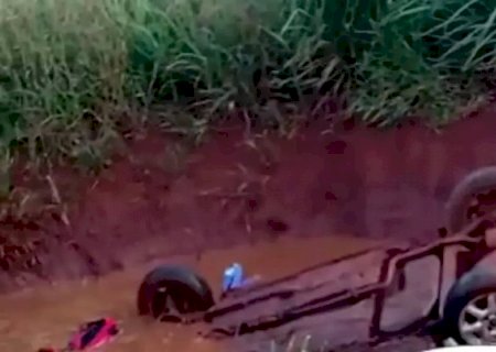 Bebê morre no hospital após carro de família cair em buraco alagado na estrada