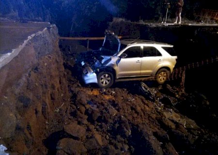 Passageira de carro quebrou os dois braços após queda em cratera