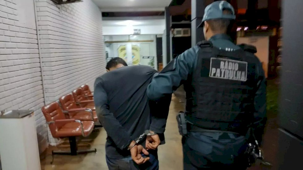 Homem toma veículo em assalto e vai preso pela polícia durante “rolê”