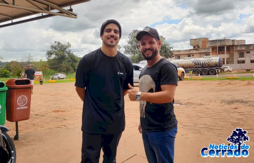 Caio Castro passa feriado em Ribas e distribui simpatia com moradores