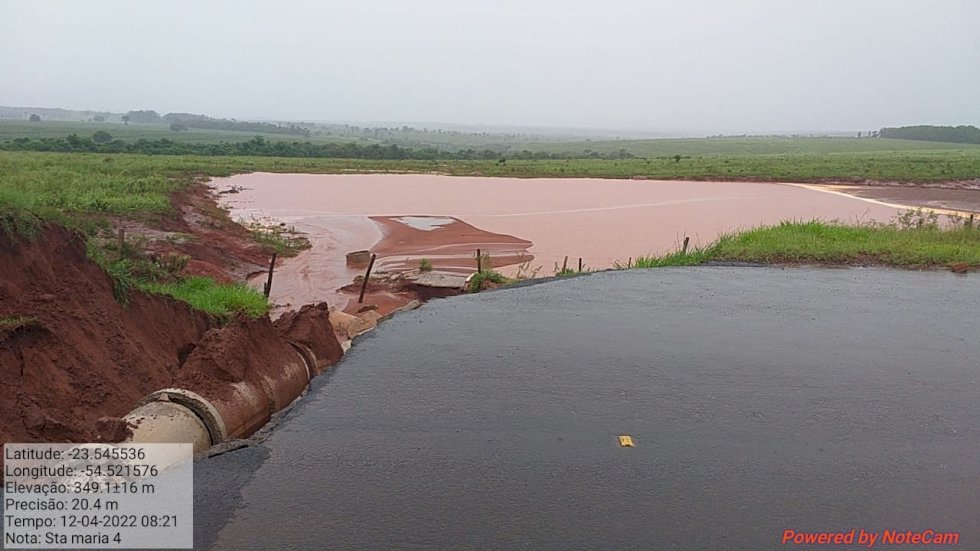 RODOVIA NÃO SUPORTA VOLUME DE CHUVAS, DESMORONA E BLOQUEIA MS-180 ENTRE IGUATEMI E JUTI.