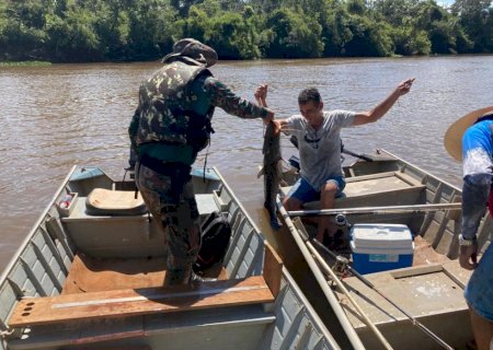 PMA fiscaliza pescador no momento em que ele captura peixe de 84 centímetros e o solta no rio por o tamanho mínimo de captura