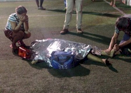 Menino de 11 anos tem a cabeça esmagada por trave em campo de futebol na fronteira.