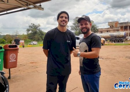 Caio Castro passa feriado em Ribas e distribui simpatia com moradores