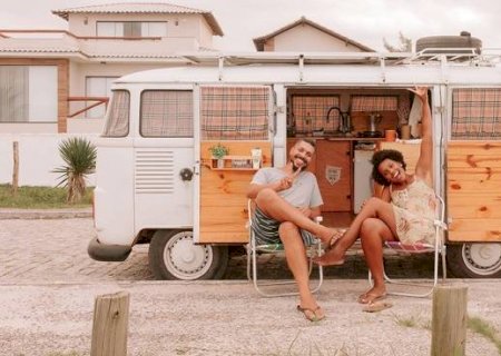 Em home office, casal troca endereço fixo por Kombi para viajar pelas praias do Brasil